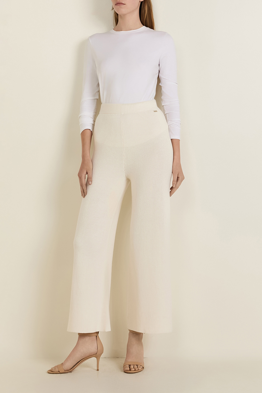 תמונת כל הלוק של מכנסי סריג מוויסקוזה